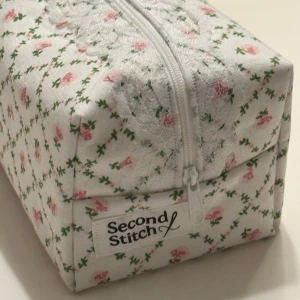 Handgjord necessär av second hand tyger - En handgjord necessär utav second hand tyger. Unik, hållbar och perfekt för att samla alla dina vardagsfavoriter i väskan. Fodrad och stängs med dragkedja. Endast ett unikt exemplar.                  Instagram: secondstitch.bymatilda 💕