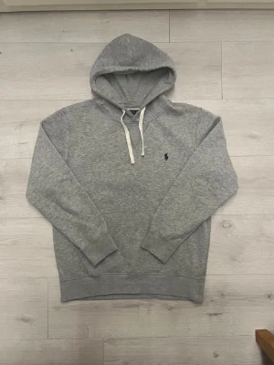 Ralph lauren hoodie grå - Hej! Säljer denna Ralph lauren hoodien//strl är L men passar som en M//inga defekter//fråga gärna! 