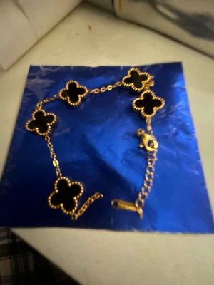 Fin armband - Jag säljer den för att vill ej ha den har en likadan fast äkta den här är inte äkta fast färgen går inte bort! Priset kan diskuteras självklart den passar bra 💕