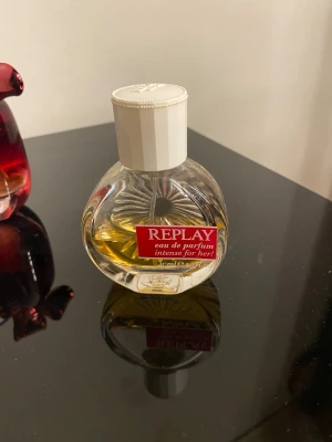 Replay Intense Eau de Parfum - Replay eau de parfum intense for her! 40 ml. En parfym med modern känsla, perfekt för dig som vill sticka ut och visa din personlighet. Smidig storlek att ta med överallt.