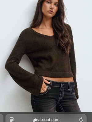 Brun stickad tröja - Säljer denna bruna stickade tröjan i storlek xs som är slutsåld på ginas hemsida. Den är använd en gång och är därför i väldigt bra skick. Den har en vid nacke så man kan använda den som en off shoulder💕