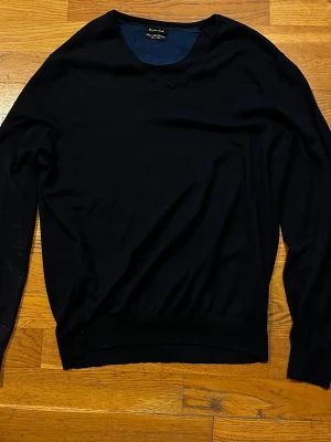 Massimo dutti cashmere tröja - Mörkblå v ringad cashmeretröja från massimo dutti, bra skick och snygg. storlek: M