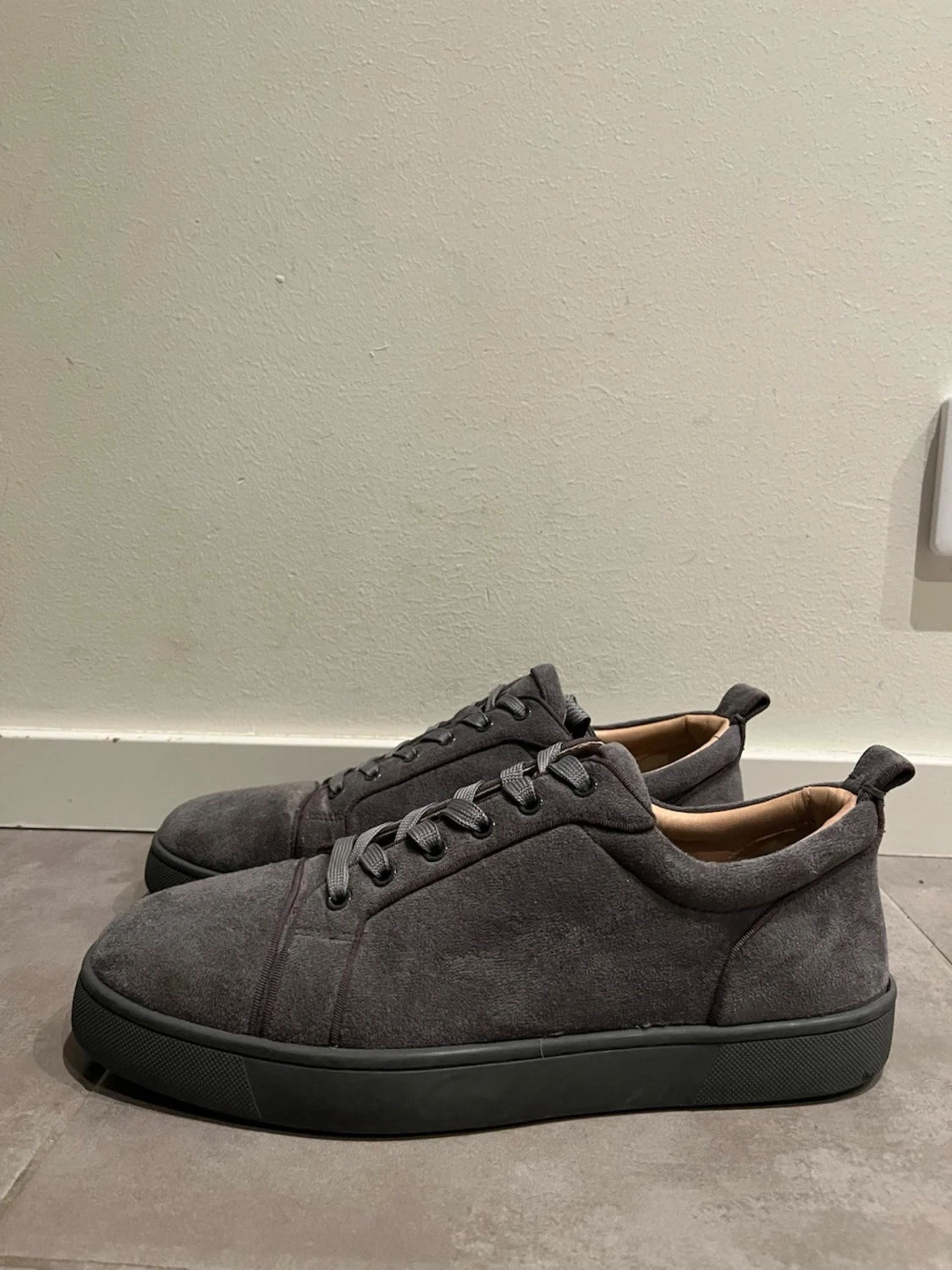 Christian louboutin mörkgrå 