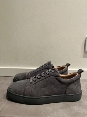 Christian louboutin mörkgrå  - Säljer nu mina riktigt fina louboutins då de ej kommer till användan. Riktigt fina skor i storlek 42 men bör nog aven passa 43, är i ett gott och fint använt skick. Kvitto, låda osv medföljer. Mvh