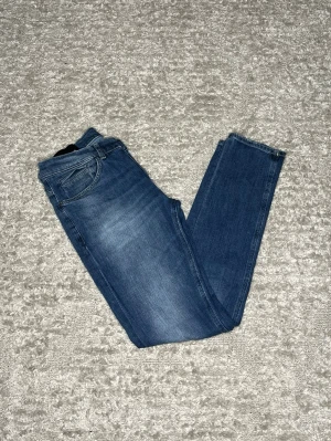 Dondup George  - Hej jag säljer ett par Dondup George i nyaste modellen. Jeansen i riktigt snygg blå färg perfekt för dig som vill ha ett par kvalitetsjeans med grym passform. Nypris ≈4000kr, mitt pris 899kr.  Skick: 9/10 Storlek:W33 Midja: 40cm Lår: 25cm Ytterlängd: 105cm Innerlängd: 80cm  Skriv gärna om du vill ha fler bilder eller har frågor!
