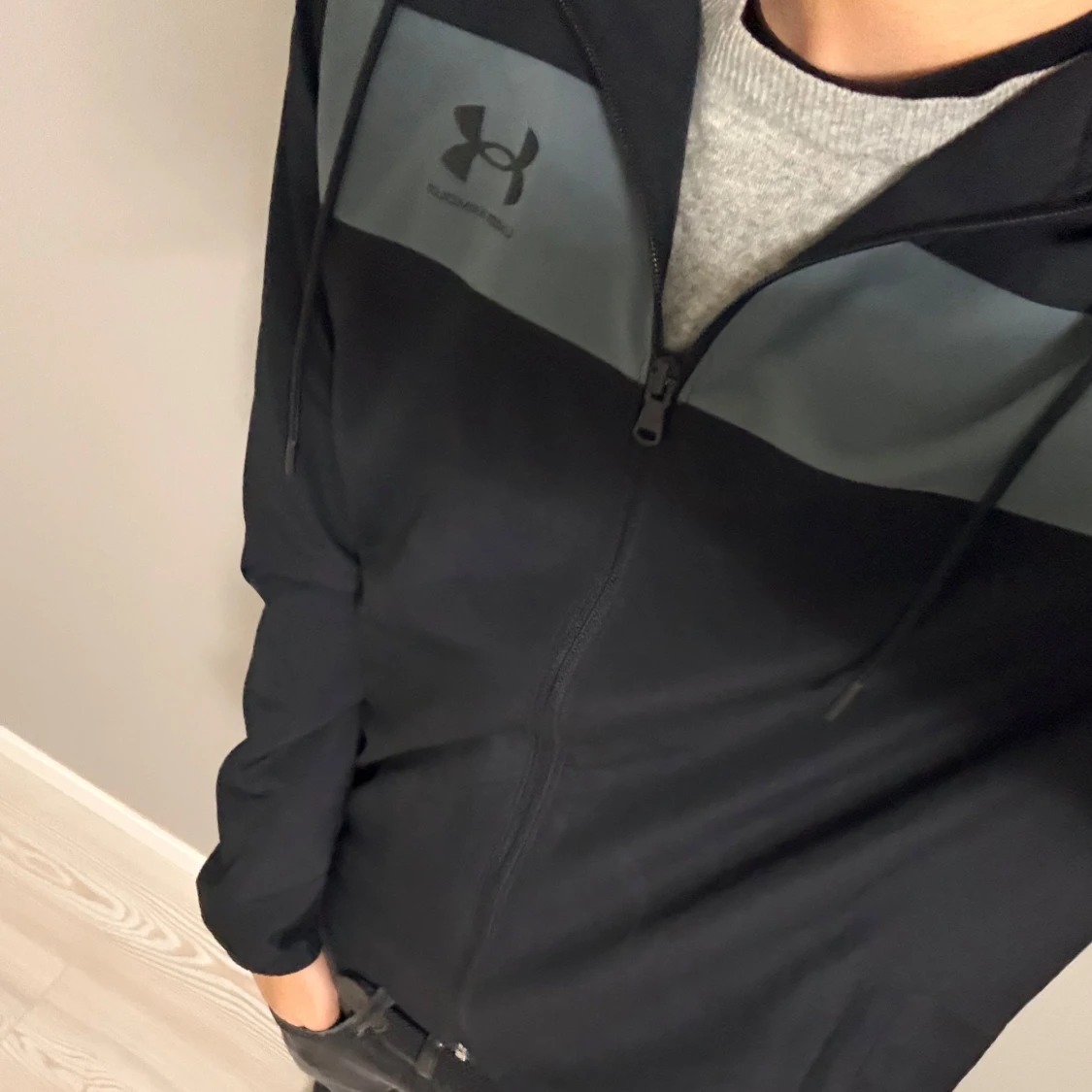 Svart vindjacka från Under Armour - 1