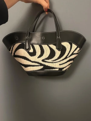 Zebramönstrad handväska  - Säljer denna eftertraktade handväska i fint zebra mönster från H&M💕helt slutsåld (den mindre modellen)