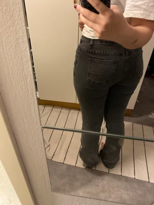 Lågmidjade boot cut jeans - Stretchiga och jättesköna. Är 164 cm. Passar S-M eftersom de är stretchiga, jag är M och de sitter fortfarande skönt på mig 