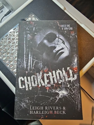 Chokehold av leigh rivers - HELT NY! Noll vikning på ryggen, super bra dark romance bok av en av mina favorit författare! Passa på