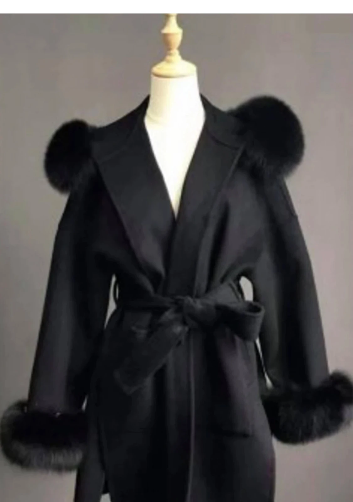 Svart kappa med pälsdetaljer och bälte