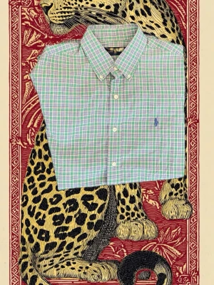 Rutig grön skjorta från Ralph Lauren - Snygg rutig skjorta från Ralph Lauren i grönt, blått och vitt. Klassisk button-down krage, långärmad och med broderad logga på bröstet. Skjortan är gjord i mjuk bomull och har knappar framtill. Perfekt för dig som gillar preppy stil.