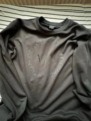 Armani Exchange Sweatshirt - Stilren sweatshirt från AX.                                                          Skick 9/10. Knappt använd.                                                          Iprincip som ny.
