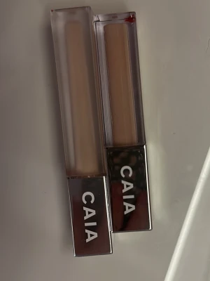 CAIA It's Iconic Concealer 1N & 2N - Två CAIA It's Iconic Concealer i nyanserna 1N och 2N. Säljer dem då jag verkligen tappat intresse för smink. Finns en del kvar i dem men vet inte riktigt hur mycket, säljer Billigt 