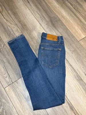 Tiger of Sweden jeans - Tja säljer nu dessa schyssta jeans från Tiger Of Sweden. Dom är i riktigt bra skick förutom att en lite del har lossnat men inget som är svårt att fixa(bild 3). Nypris ligger på runt 1200kr och det är storlek W29 L32. Vid minsta lilla fundering är det bara att höra av sig.
