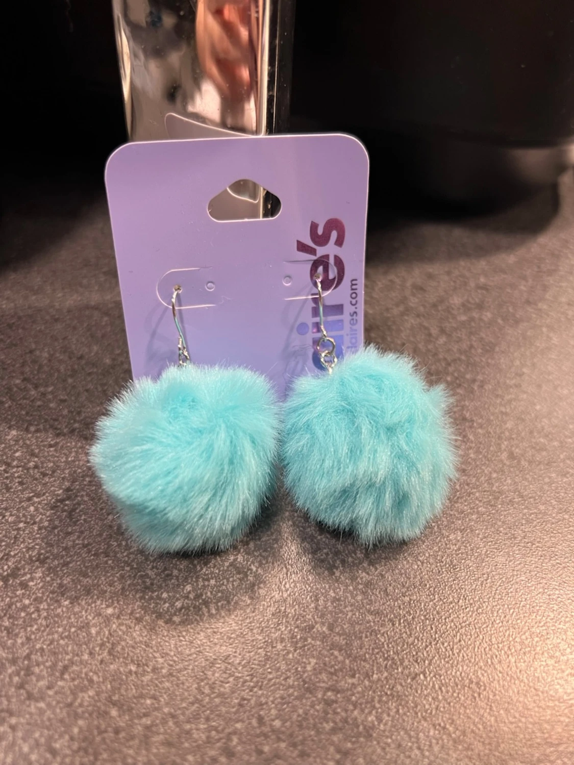 Turkos fluffig pälsbollar örhängen från Claire's