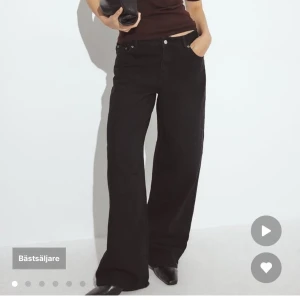 Nakd jeans - Lösa långa jeans med låg midja från nakd i storlek 34. Aldrig använda, dvs prislapp kvar. Säljer då jag glömde returnera pga fel storlek😊nypris 599kr