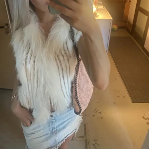 Vit pälsväst  - En så snygg pälsväst, går att knäppa eller ha öppen!Perfekt till både vinter och vår!! Nypris 400kr  