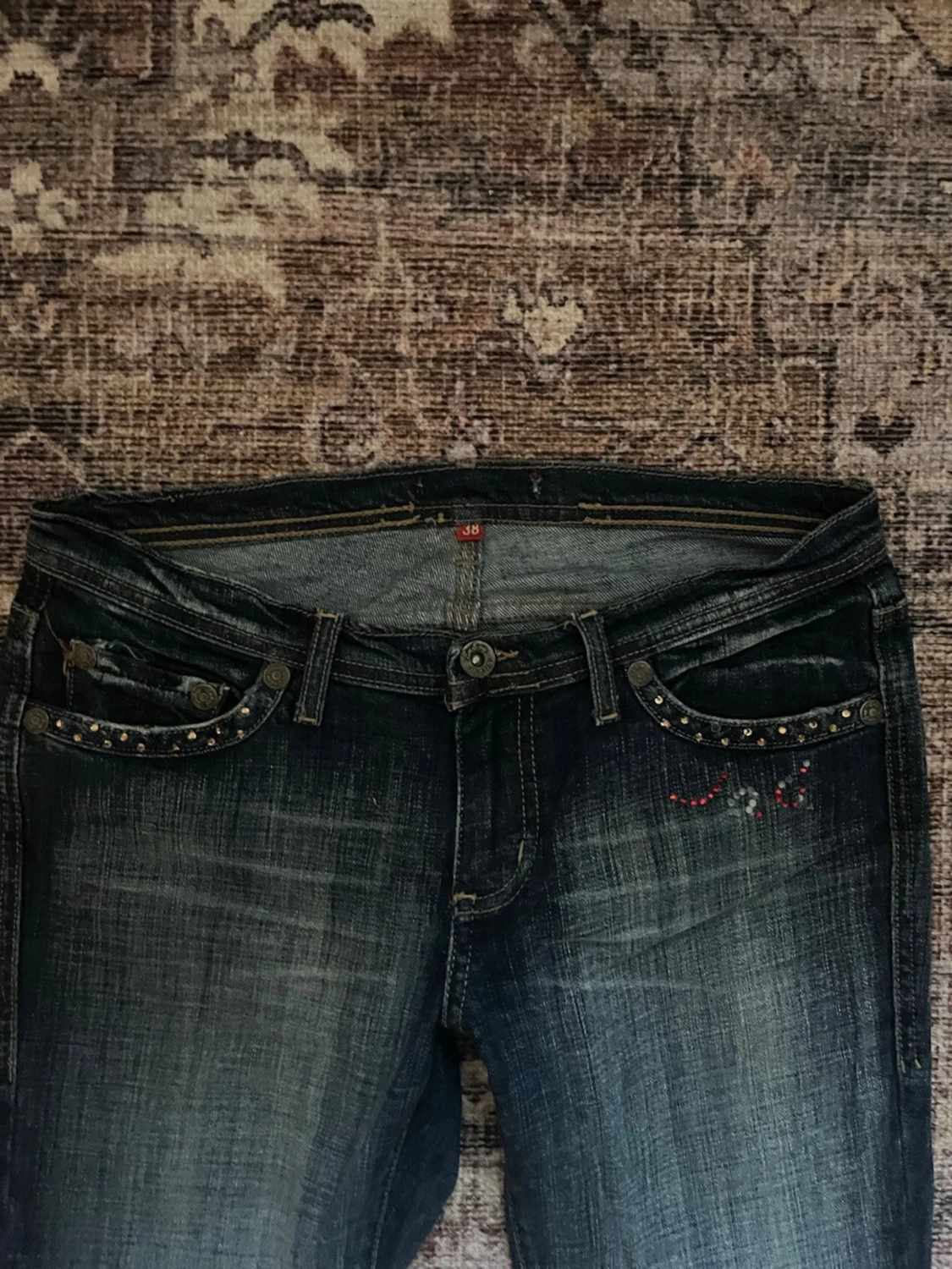 Blå bootcut jeans med nitar och broderi - 2