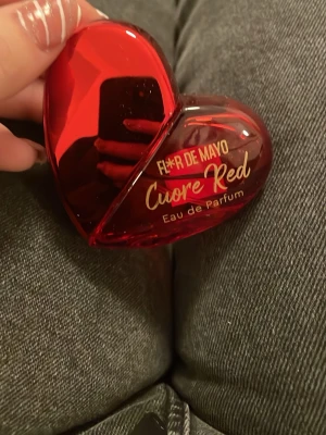 Cuore Red Eau de Parfum - Upptäck Cuore Red från Flor de Mayo – en Eau de Parfum i en unik hjärtformad flaska. Perfekt för dig som vill sticka ut och addera en touch av färg till din samling. Oanvänd 