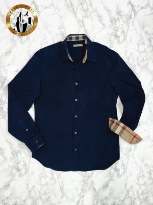 Burberry Skjorta S - Marinblå Burberry skjorta i storlek S i befintligt skick. Skjortan har vita fläckar under armarna orsakade av deodorant. De borde gå att få bort då själva tyget i sig inte blivit missfärgat. Därav priset. Skjortan är självklart äkta. Är du osäker på äkthet hänvisar jag gärna till bra källor/guider. Tveka inte på att höra av dig för fler frågor eller vid minsta fundering! Skick: 8/10