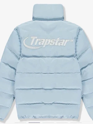 Ljusblå pufferjacka från Trapstar med kvitto - Säljer en ljusblå pufferjacka från Trapstar med hög krage och dragkedja framtill. Mer bilder finns. Luva finns. Kvitto ingår.