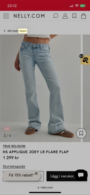 True Religion ljusblå bootcut jeans - Ljusblå jeans från True Religion Joey flare modellen med bootcut och klassisk femficksdesign. Snygga detaljer på bakfickorna med broderade sömmar och knappar. Jeansen har låg midja och är tillverkade i mjukt denim-material för en skön passform. Sitter som xs/s!