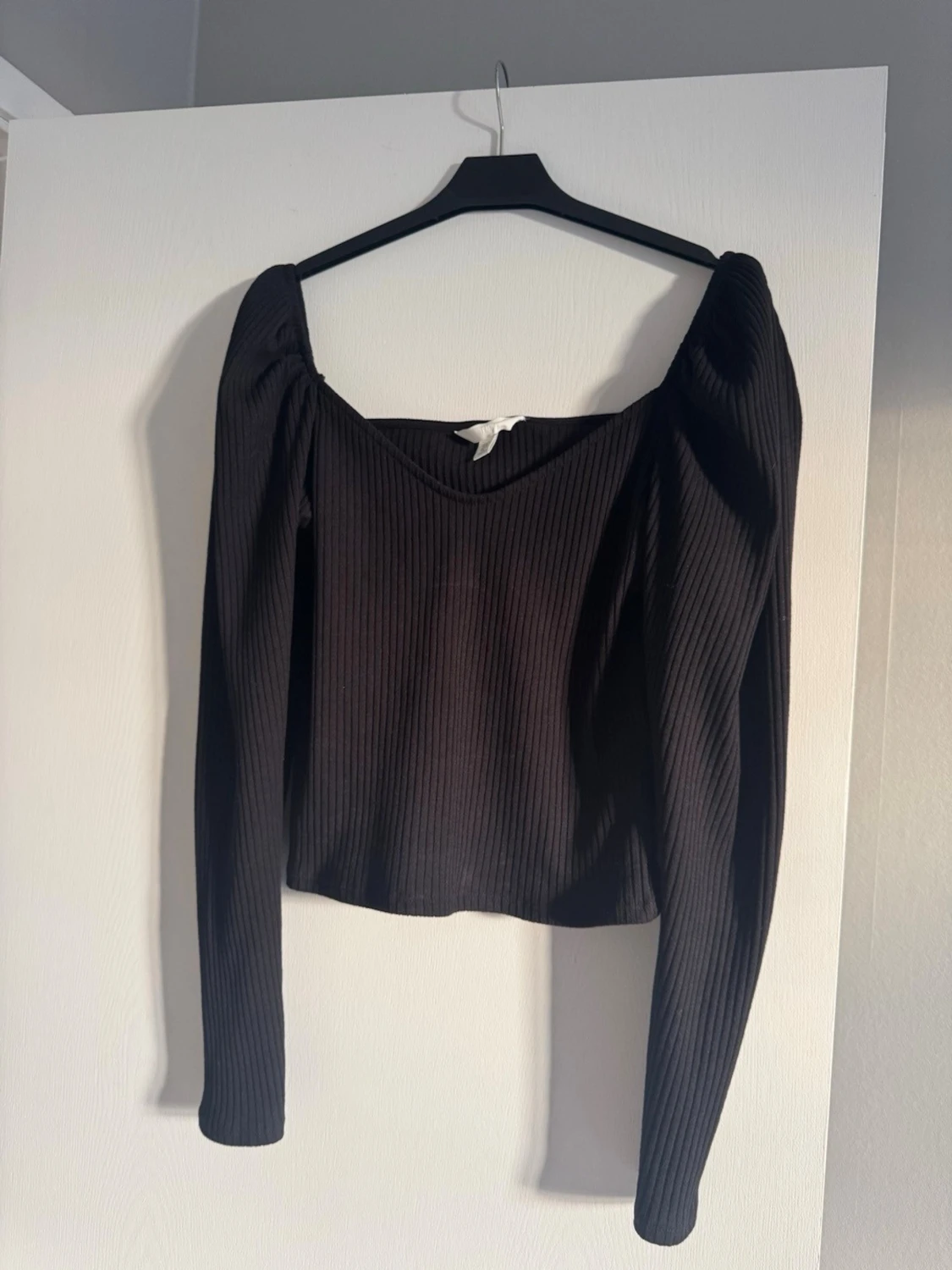 Svart ribbad topp med puffärm