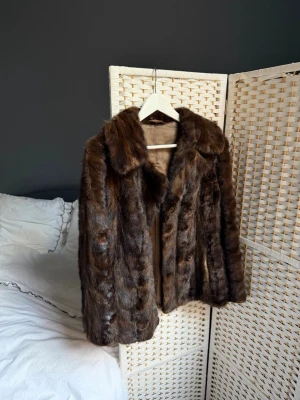 Brun pälsjacka Mink - Brun minkjacka med hyskor framtill för att stänga. fodret är trasigt på några ställen men inget som förhindrar användningen av jackan. Vid ett hål i fodret vid ena ärmen har just nu har jag satt dit en säkerhetsnål vid ett ställe, den kommer med! Skriv för mer detaljer 🤍 