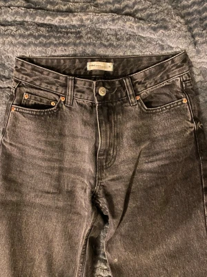 Mid-low waist straight jeans  - Super fina och jätte bra skick i dessa jeans. De har en klassisk 5-ficksdesign. Ordinarie pris 499kr. Enligt hemsidan är de lågmidjade men enligt mig upplever jag att de är mid-low waist🫶🫶