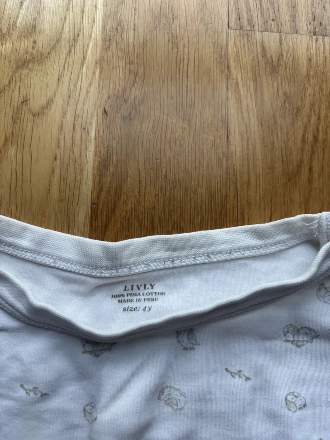 Vit pyjamas med småmönster från Livly - 1