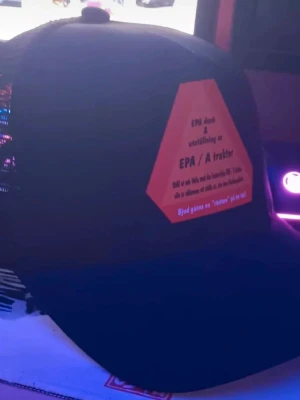 Svart truckerkeps med EPA-märke - Säljer en svart truckerkeps med mesh på sidorna och ett rött EPA/A-traktor reflexmärke framtill. Kepsen har böjd skärm och justerbar storlek baktill. Perfekt för dig som gillar EPA-stilen och vill sticka ut med en unik accessoar.