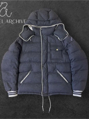 Moncler Bresle Giubbotto  - Väldigt snygg och sällsynt Moncler dunjacka Den är i väldigt bra skick. Liten defekt som inte syns när man har på sig jackan. Kolla sista bilden  Storlek 3=L men moncler jackor sitter lite mindre så tycker att den sitter mer som M   Priset kan prutas vid en snabb affär  Vid frågor och funderingar hör av er!