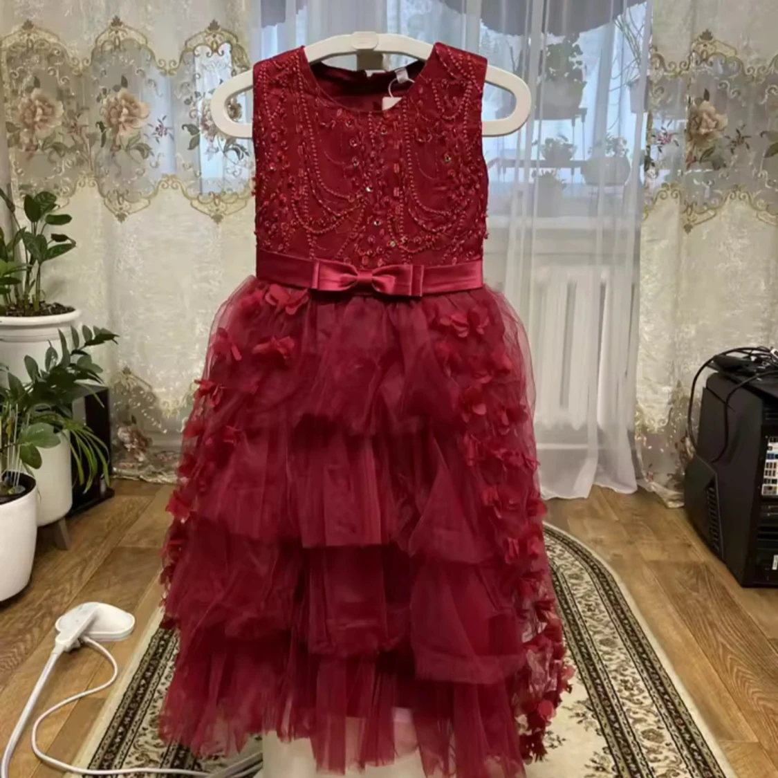 Vinröd festklänning med rosett