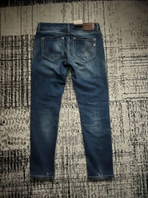 Dondup Monroe Jeans - | Dondup Monroe Jeans| | Storlek: 31-30 | Skick: 10/10| Medföljer:| Frågor eller funderingar tveka inte på att höra av dig!