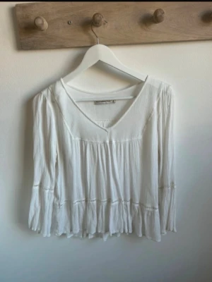 Vit blus från Abercrombie & Fitch - Vit skrir blus från Abercrombie & Fitch.