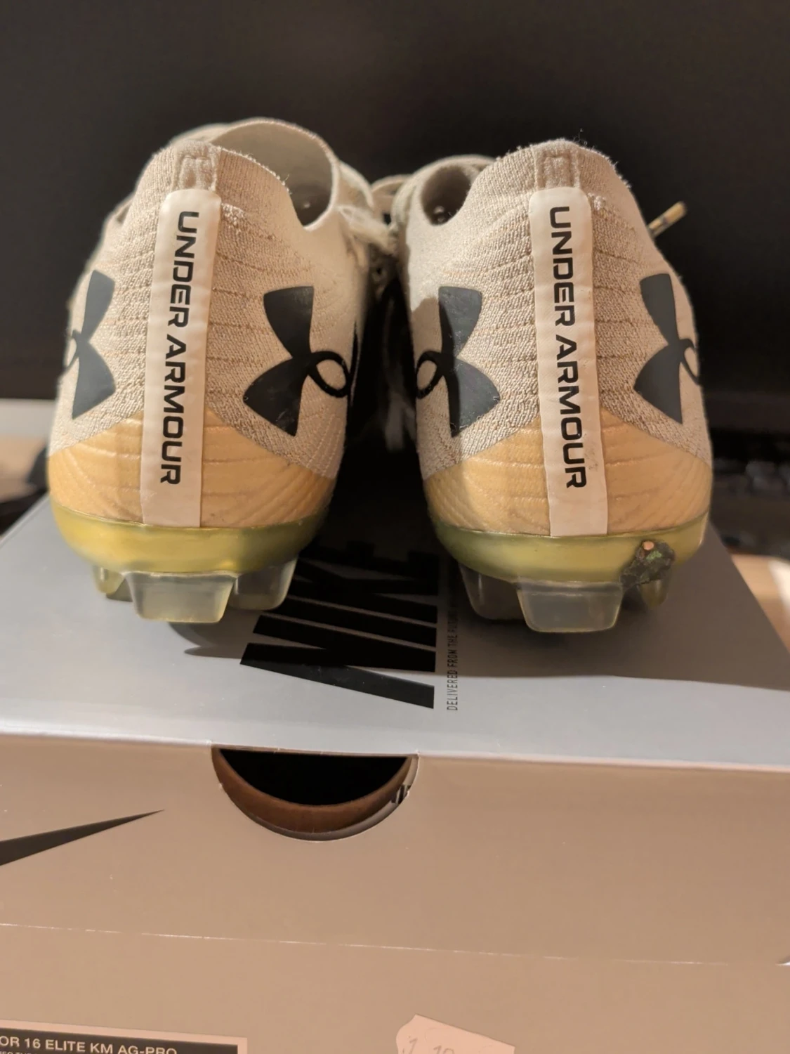 Beige fotbollsskor från Under Armour - 3