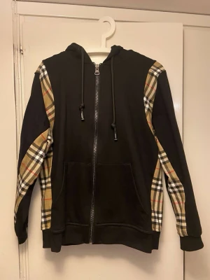 Burrbery kofta s - Oanvänd Burrbery kofta i storlek s