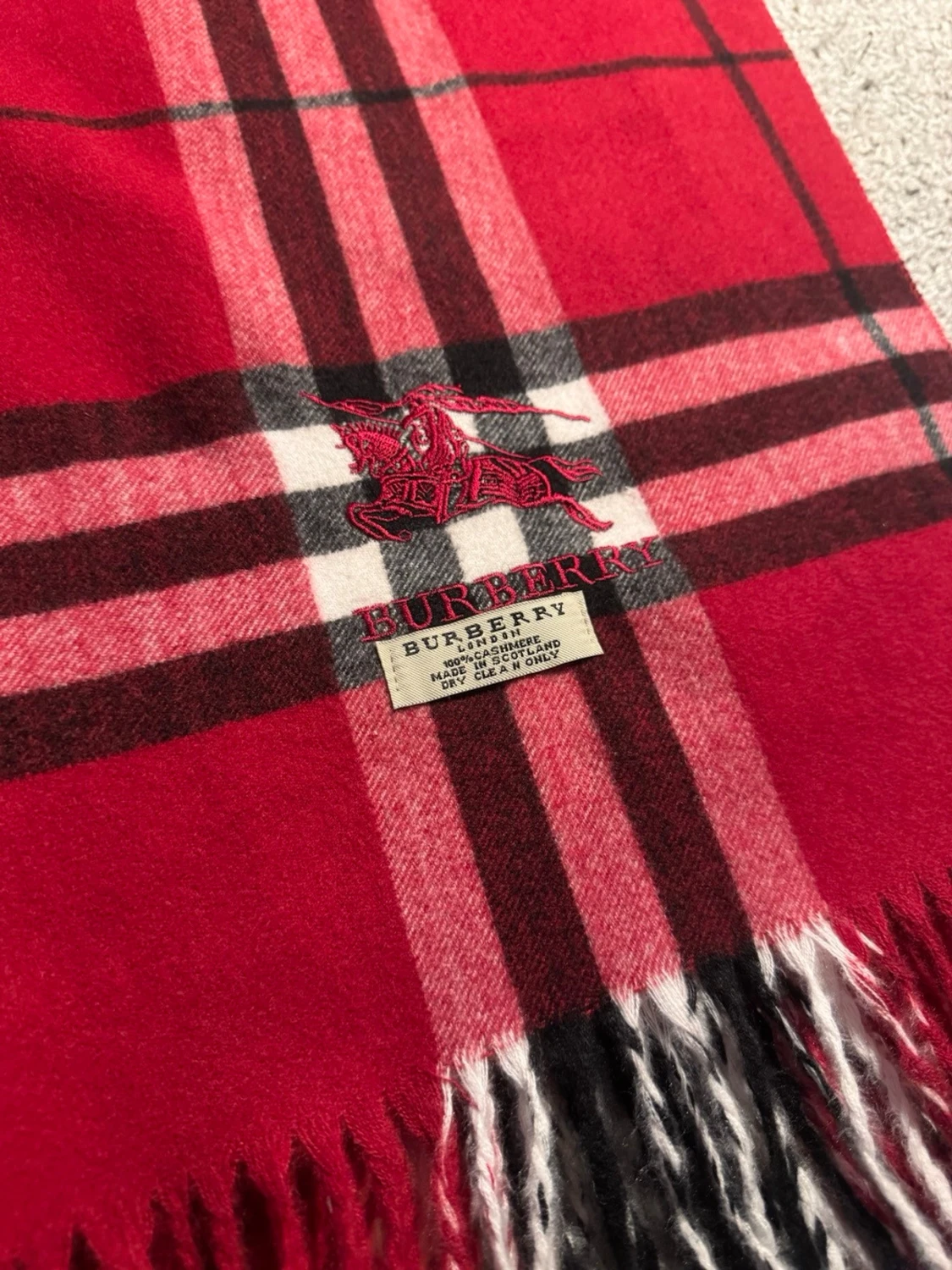 Rutig röd Burberry kashmirväst - 1