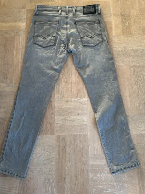 Replay grå jeans slim fit - Säljer ett par grå replay anbass i ny skick w34/L34 men jag har sytt upp dom till storlek L32 ungefär 