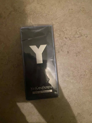 Yves Saint Laurent Y Eau de Toilette - Stilren parfym från YSL, perfekt för dig som vill ha en modern och fräsch känsla. Volym: 100 ml. Ingredienser: alkohol, aqua, parfum, limonene, linalool, ethylhexyl salicylate, butyl methoxydibenzoylmethane, citral, citronellol, geraniol, sodium hydroxide, färgämnen.