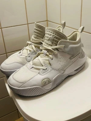 Jordan Generation 23 Basketball Shoes – White – Size EU45/US11 - Jordan Generation 23 – White  Säljer ett par Jordan Generation 23 i vit färg. Skorna är i bra skick, sparsamt använda och väl omhändertagna.  ✔ Bekväma och stabila ✔ Bra grepp – passar både basket och vardag ✔ Inga sprickor eller hål ✔ Rena och fräscha  Storlek: 45 Skick: Bra Box: nej   Skickas snabbt eller möts upp enligt överenskommelse. Skriv vid frågor eller fler bilder 👍 