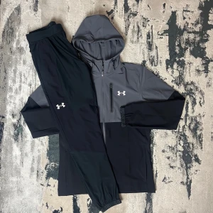 UNDER ARMOUR - VANISH TRACKSUIT - Under Armour – Vanish Tracksuit • Jacka och byxa i matchande färg • Storlekar från XS till 2XL • Går också att få den på sneaks,se
