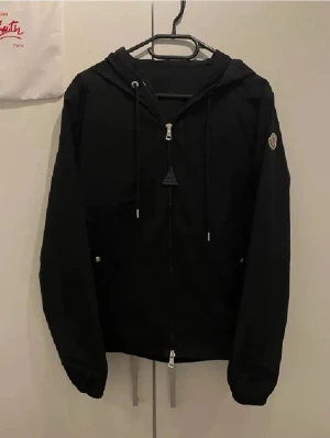 Moncler windbreaker  - Säljer min vindjacka som funkat perfekt under vindigare dagar. Jätte skön jacka storlek 1 som resulterar S i svensk storlek 