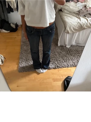Mörkblå jeans repost - Omuppläggning