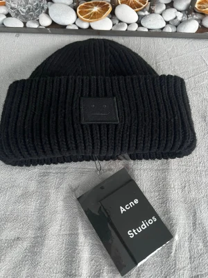 Acne mössa svart - Hej! Säljer en riktigt snygg svart acne mössa som är i helt nytt skick. ☃️