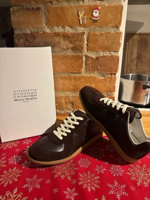 Maison margielas - Maison margiela gats. Aldrig använda. Storlek 44. Maroon färg. Box inkluderad. Skickas snabbt
