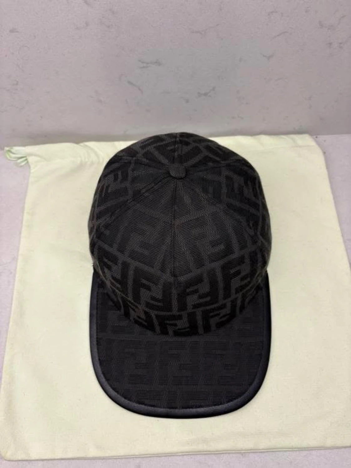 Svart Fendi keps med monogram - 1