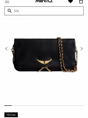 Svart kuvertväska från Zadig & Voltaire - Säljer min sjukt fina väska från zadig & voltaire i guld, har aldrig kommit till andvndning och är i nytt skick. Köpte för ca 4 månader sen nypris  ca 3 800💖