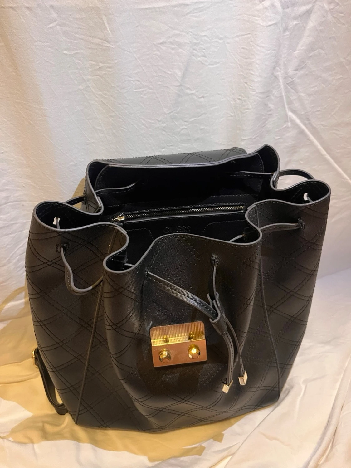 Svart quiltad ryggsäck från Guess - 2