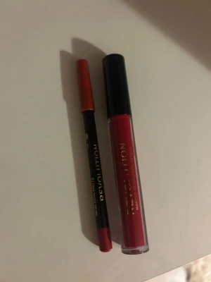Röd Lip-combo - En röd lipcombo från Makeup Revolution. Ett liquid lipstick i färgen Seductive Red och en läppenna i färgen Sassy Red. Oanvända men öppnade!
